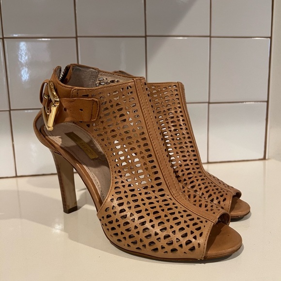 Louise et Cie taupe tan open toe pumps with gold buckle and zipper Size 6 EUC - Picture 1 of 7